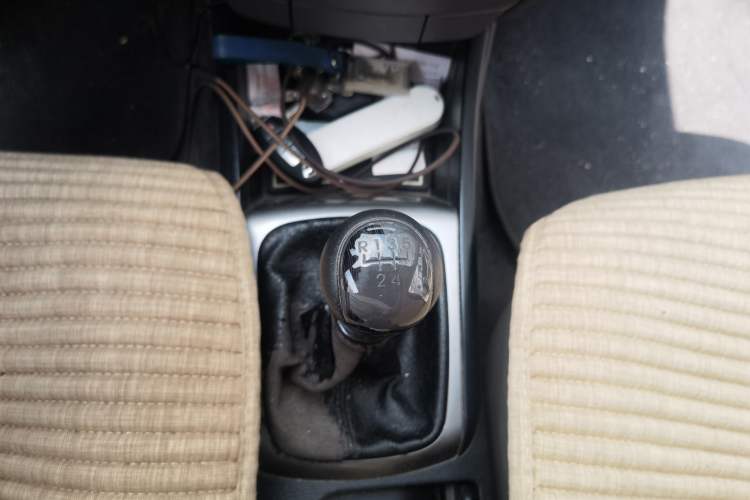 Used Hyundai Celesta 2011 1.6L Manual Comfort Edition Gear Lever