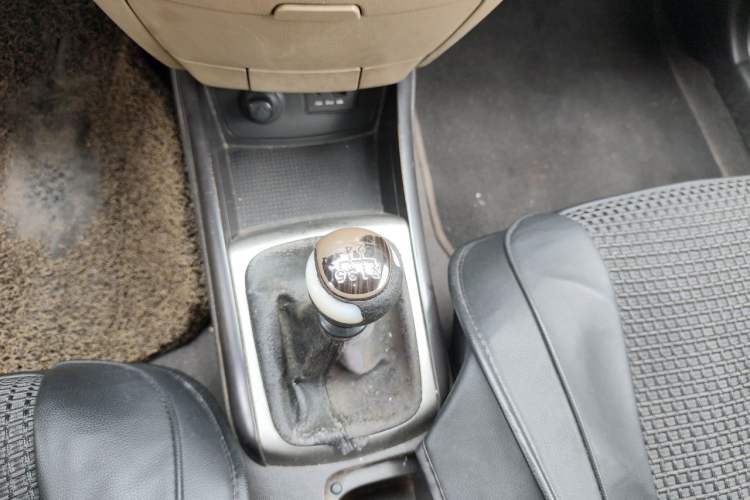 Used Hyundai Celesta 2011 1.6L Manual Comfort Edition Gear Lever