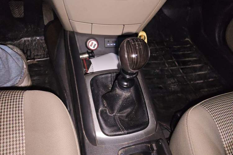 Used Hyundai Celesta 2011 1.6L Manual Comfort Edition Gear Lever