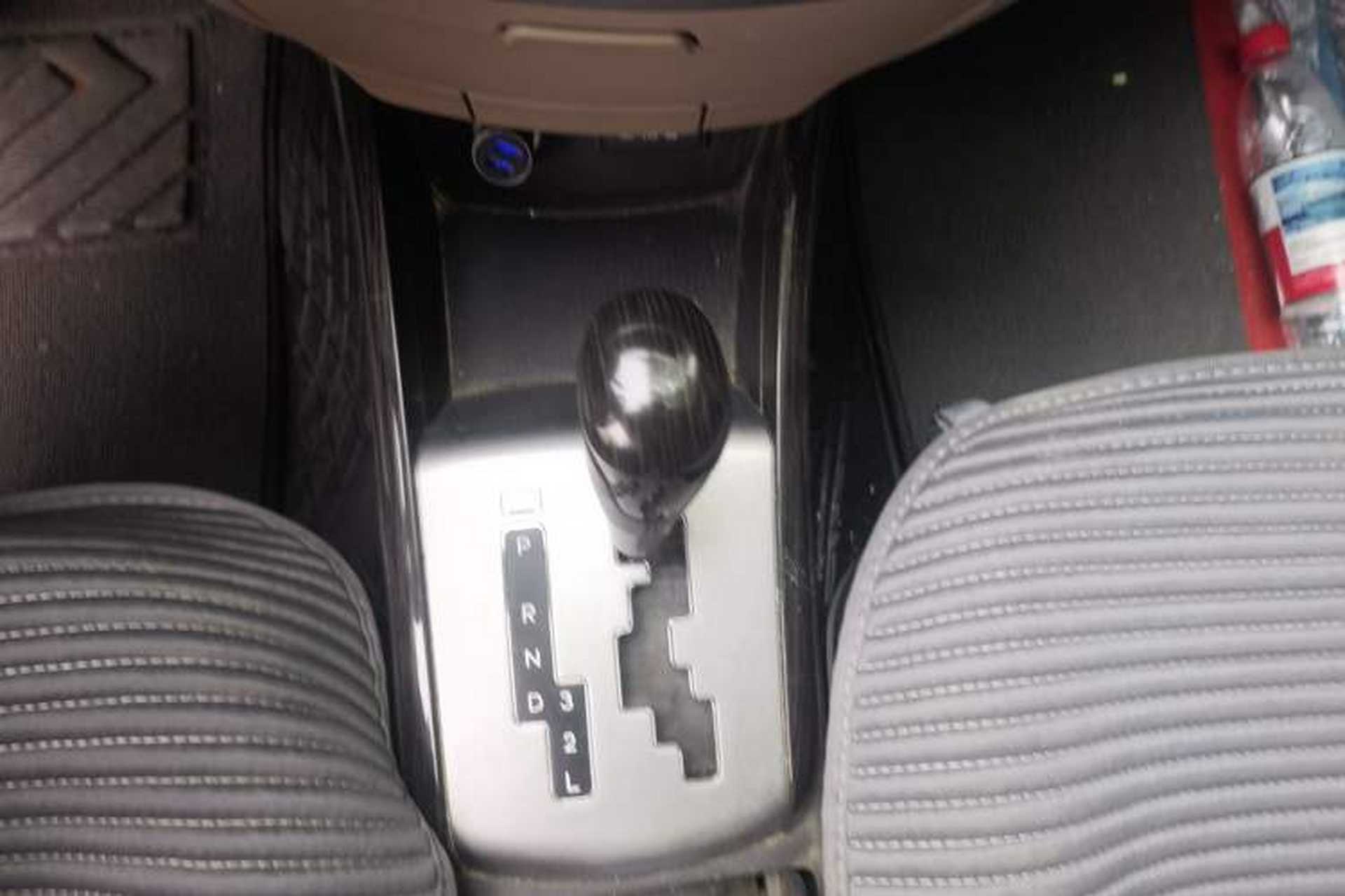 Used Hyundai Celesta 2011 1.6L Automatic Top-Tier Version Gear Lever