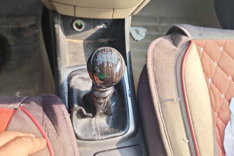 Used Hyundai Celesta 2011 1.6L Manual Comfort Edition Gear Lever