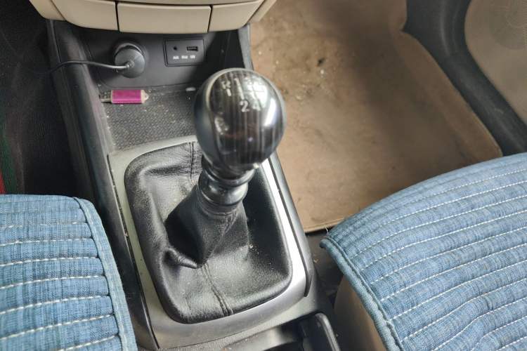 Used Hyundai Celesta 2011 1.6L Manual Comfort Edition Gear Lever