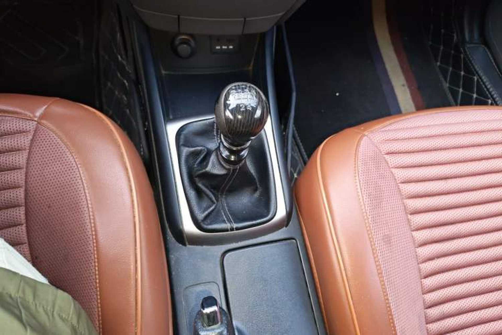 Used Hyundai Celesta 2011 1.6L Manual Comfort Edition Gear Lever