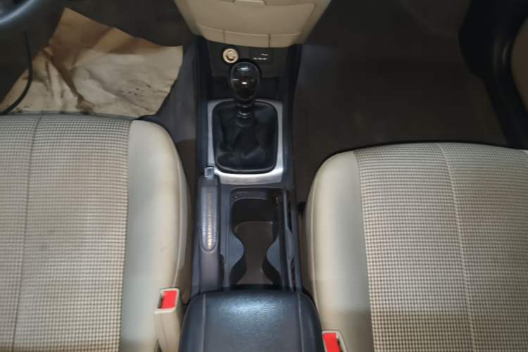Used Hyundai Celesta 2011 1.6L Manual Comfort Edition Gear Lever