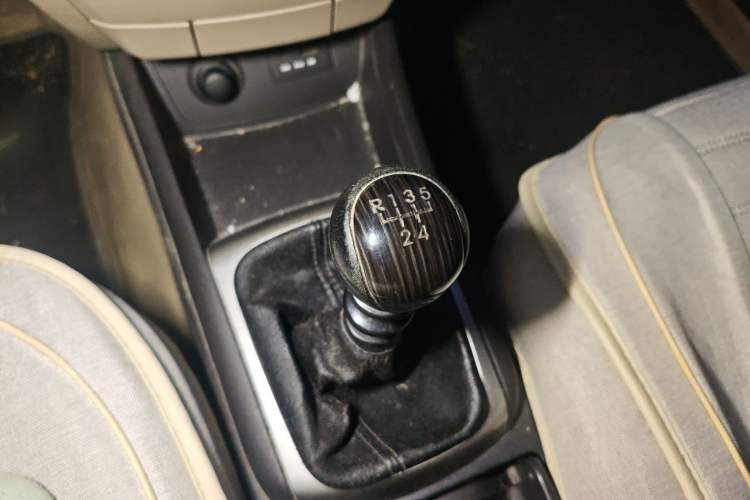 Used Hyundai Celesta 2011 1.6L Manual Luxury Model Gear Lever