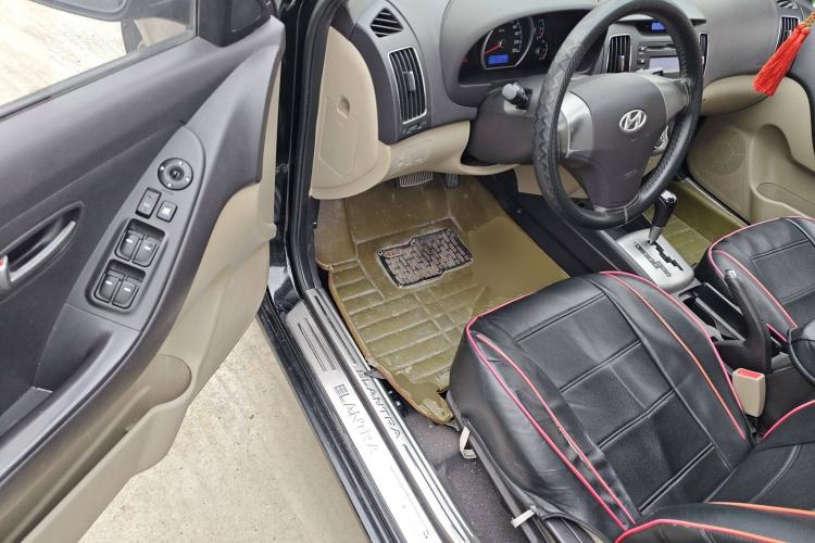 Used Hyundai Celesta 2011 1.6L Automatic Comfort Edition Interior 3