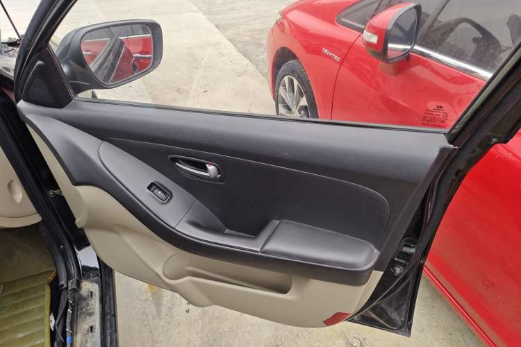 Used Hyundai Celesta 2011 1.6L Automatic Comfort Edition Interior 5