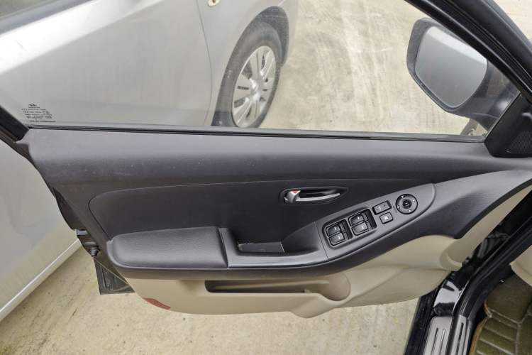 Used Hyundai Celesta 2011 1.6L Automatic Comfort Edition Interior 7