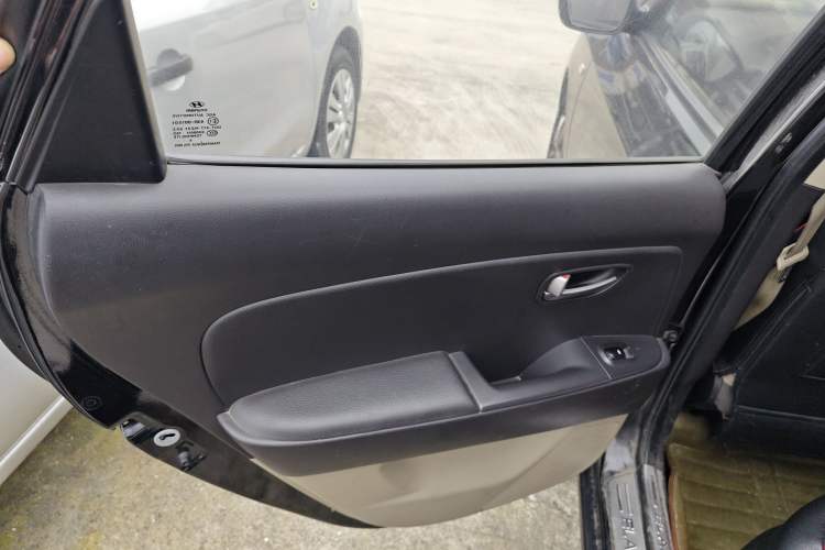 Used Hyundai Celesta 2011 1.6L Automatic Comfort Edition Interior 8