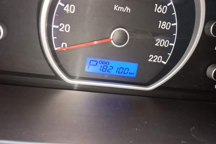 Used Hyundai Celesta 2011 1.6L Automatic Comfort Edition Odometer Close Up