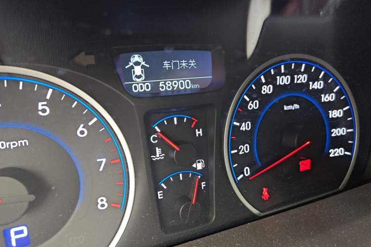 Used Hyundai Celesta 2011 1.6L Automatic Luxury Version Odometer Close Up