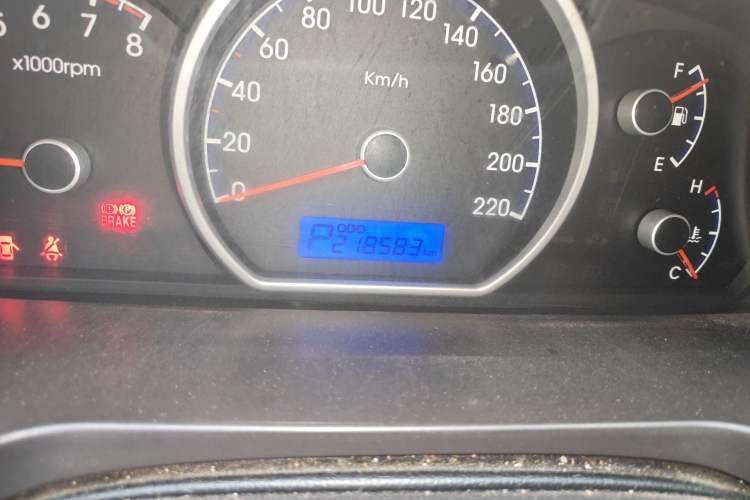 Used Hyundai Celesta 2011 1.6L Automatic Comfort Edition Odometer Close Up