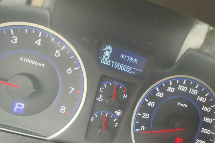 Used Hyundai Celesta 2011 1.6L Automatic Luxury Version Odometer Close Up
