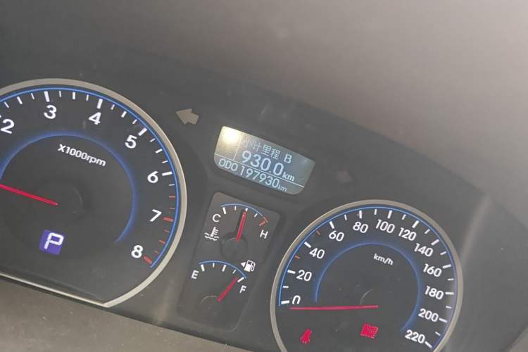 Used Hyundai Celesta 2011 1.6L Automatic Top-Tier Version Odometer Close Up