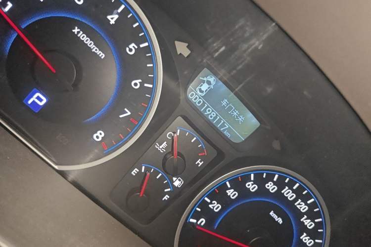 Used Hyundai Celesta 2011 1.6L Automatic Top-Tier Version Odometer Close Up