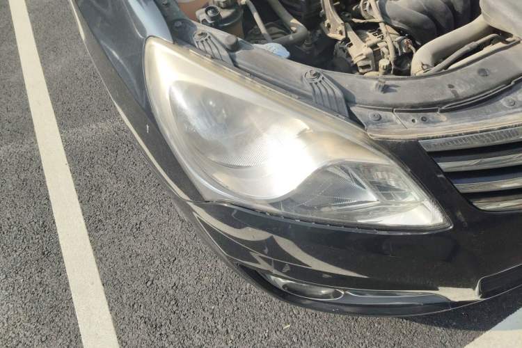 Used Hyundai Celesta 2011 1.6L Automatic Comfort Edition Right Front Headlight