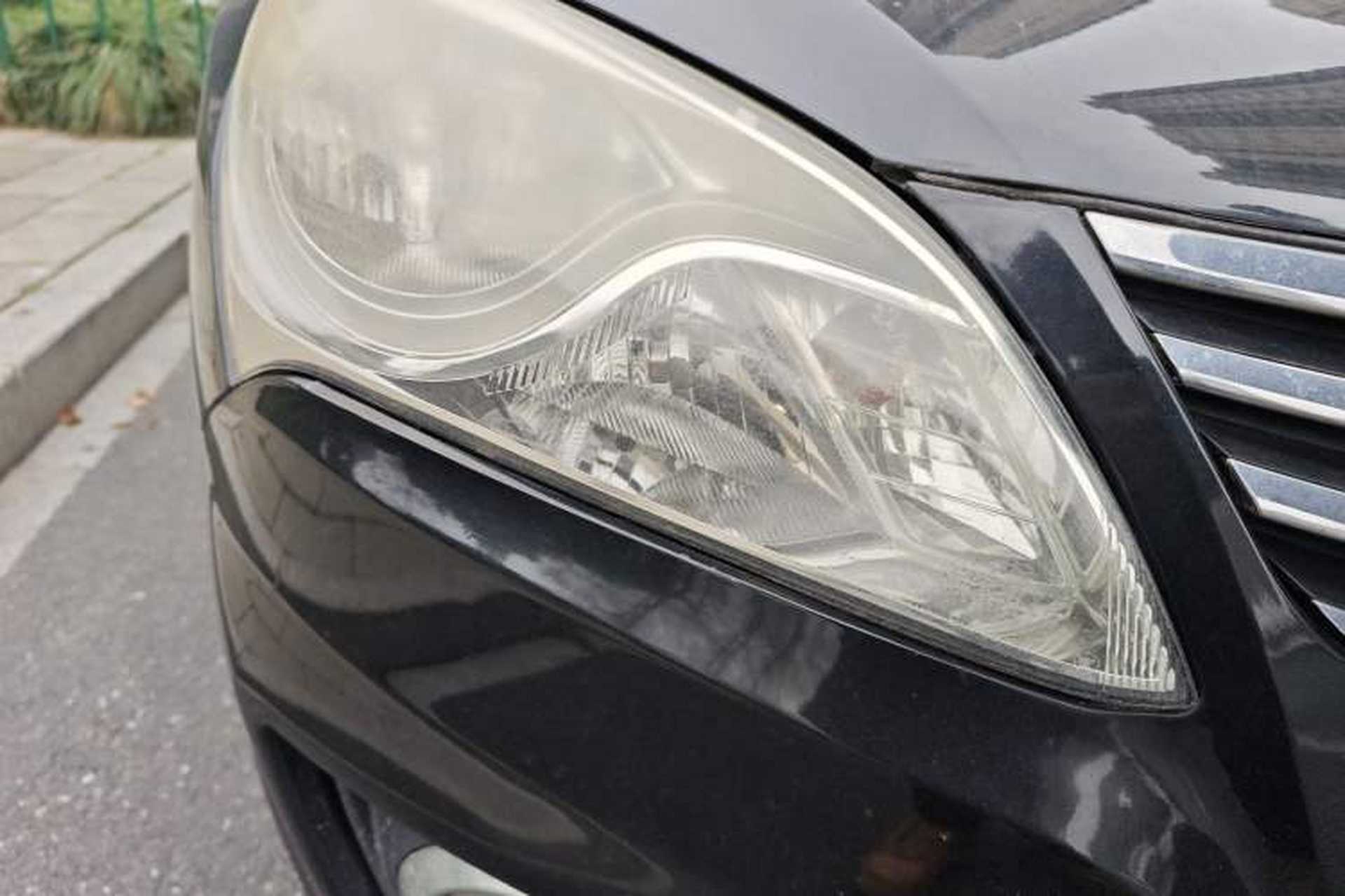 Used Hyundai Celesta 2011 1.6L Automatic Comfort Edition Right Front Headlight