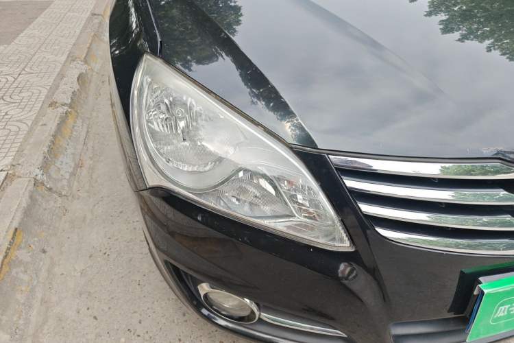 Used Hyundai Celesta 2011 1.6L Manual Comfort Edition Right Front Headlight