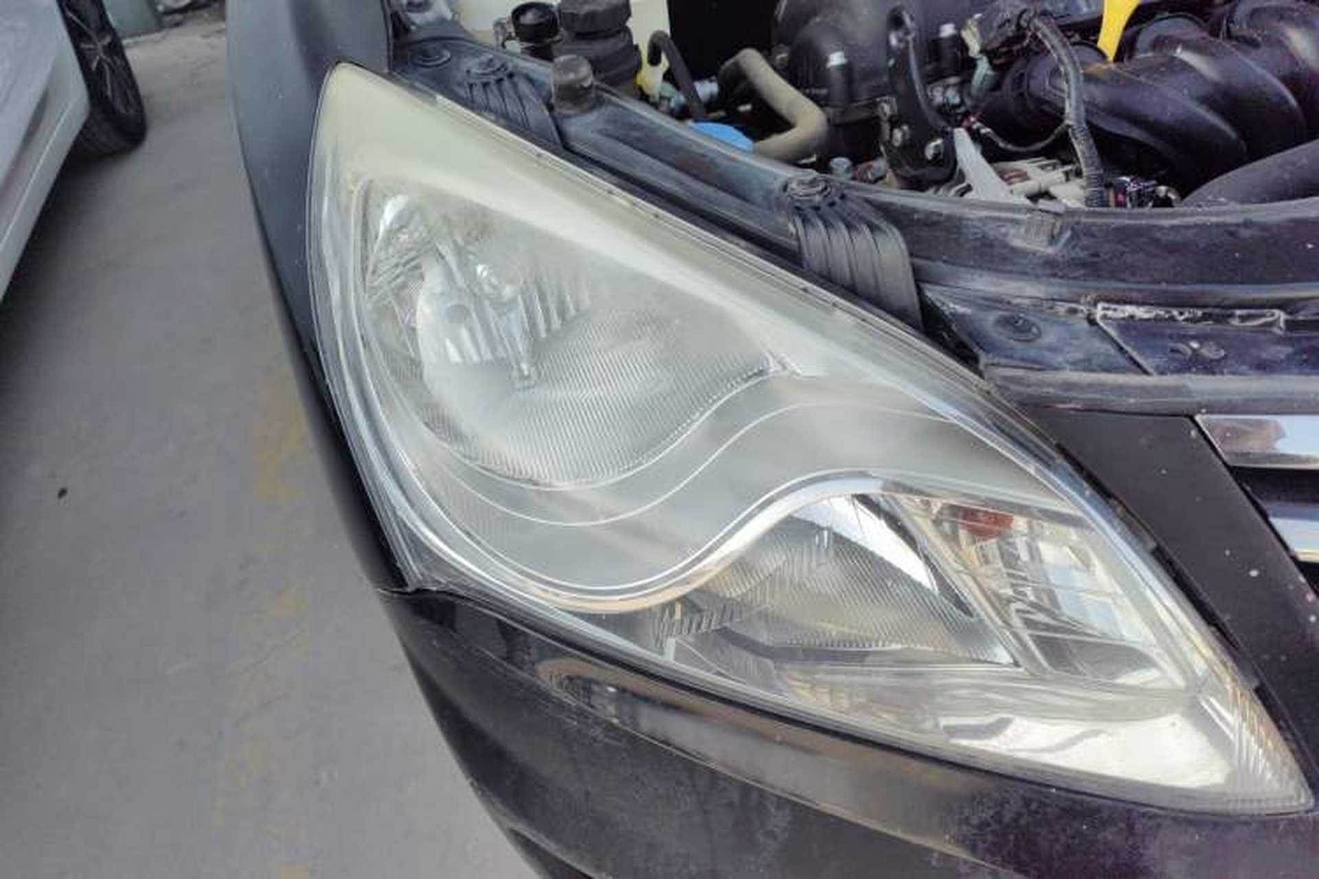 Used Hyundai Celesta 2011 1.6L Manual Comfort Edition Right Front Headlight