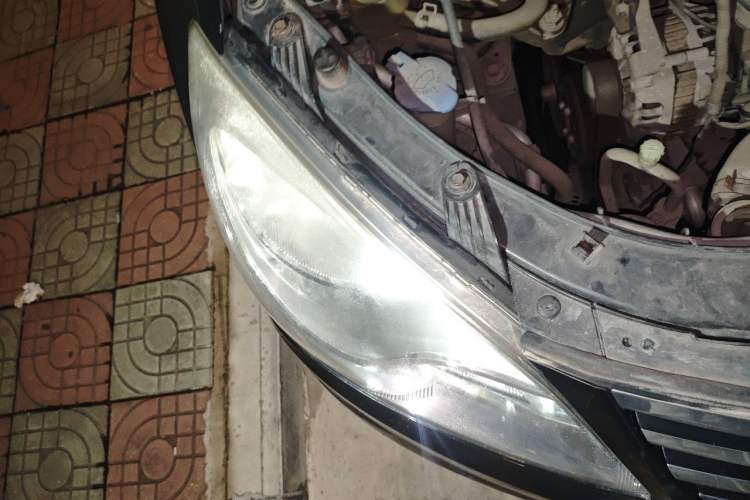 Used Hyundai Celesta 2011 1.6L Manual Luxury Model Right Front Headlight