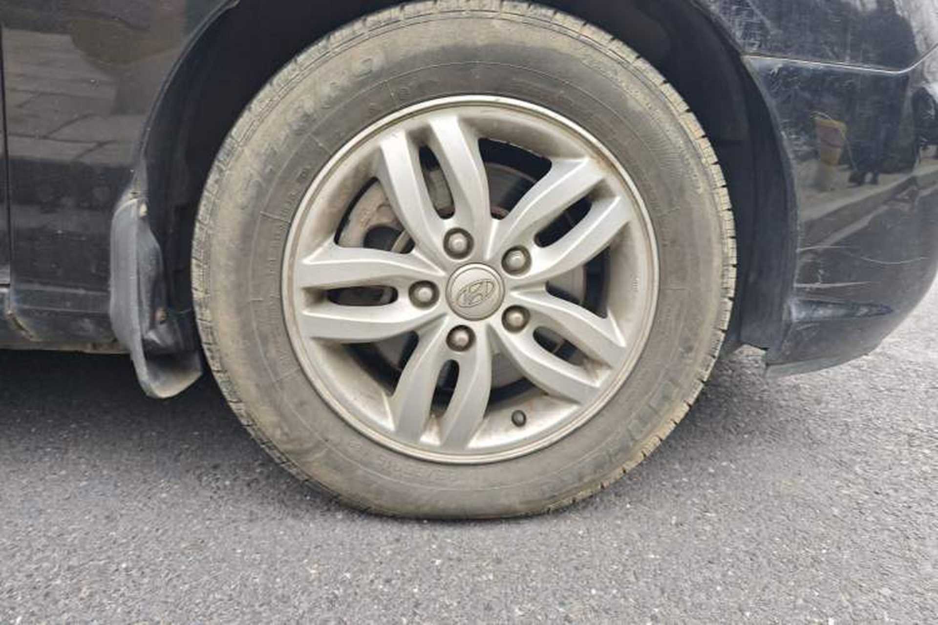 Used Hyundai Celesta 2011 1.6L Automatic Comfort Edition Right Front Wheel Hub