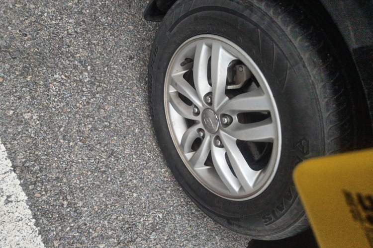 Used Hyundai Celesta 2011 1.6L Manual Luxury Model Right Front Wheel Hub
