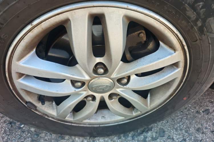 Used Hyundai Celesta 2011 1.6L Automatic Comfort Edition Right Front Wheel Hub