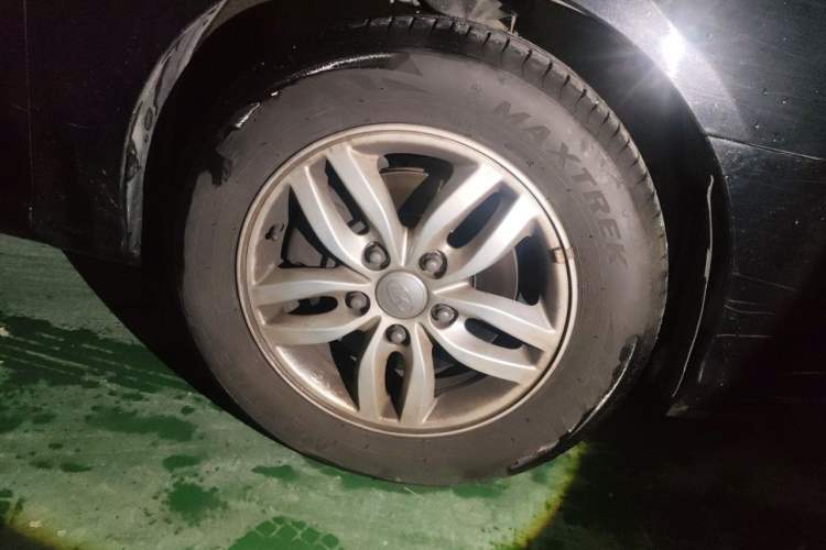 Used Hyundai Celesta 2011 1.6L Automatic Comfort Edition Right Front Wheel Hub