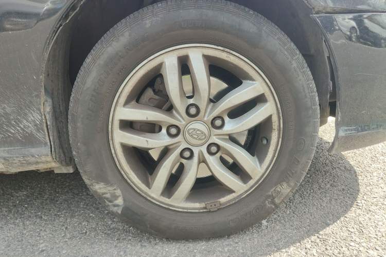 Used Hyundai Celesta 2011 1.6L Automatic Comfort Edition Right Front Wheel Hub