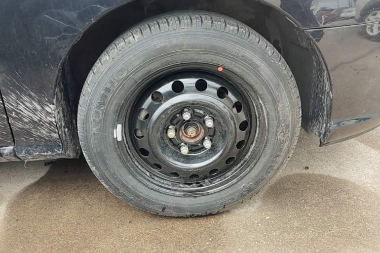 Used Hyundai Celesta 2011 1.6L Manual Comfort Edition Right Front Wheel Hub