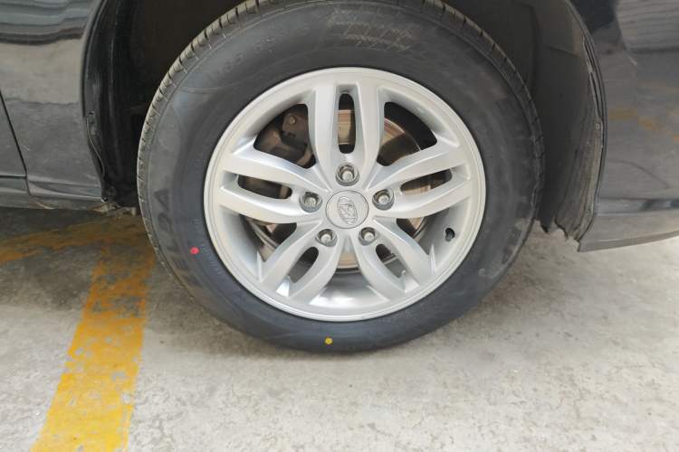 Used Hyundai Celesta 2011 1.6L Manual Comfort Edition Right Front Wheel Hub