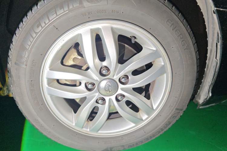 Used Hyundai Celesta 2011 1.6L Automatic Comfort Edition Right Front Wheel Hub