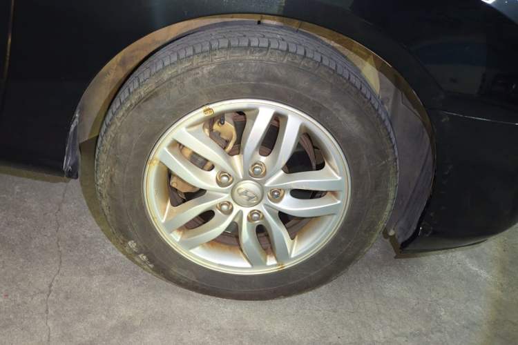 Used Hyundai Celesta 2011 1.6L Automatic Comfort Edition Right Front Wheel Hub