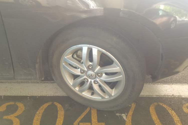 Used Hyundai Celesta 2011 1.6L Manual Comfort Edition Right Front Wheel Hub