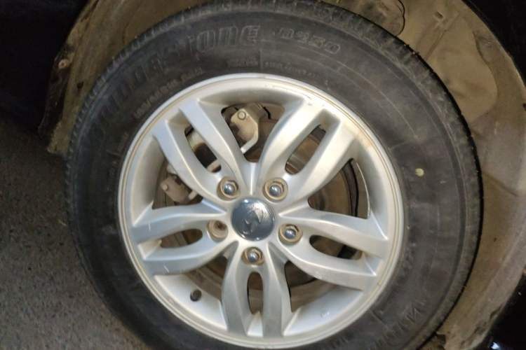 Used Hyundai Celesta 2011 1.6L Manual Comfort Edition Right Front Wheel Hub