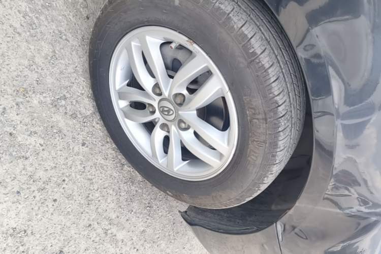 Used Hyundai Celesta 2011 1.6L Automatic Comfort Edition Right Front Wheel Hub