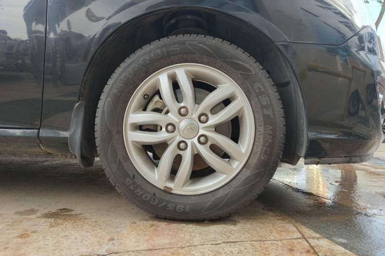 Used Hyundai Celesta 2011 1.6L Manual Comfort Edition Right Front Wheel Hub