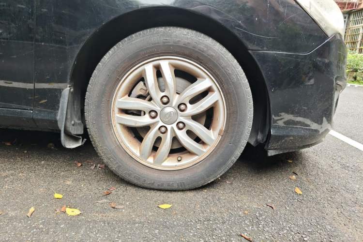 Used Hyundai Celesta 2011 1.6L Automatic Comfort Edition Right Front Wheel Hub