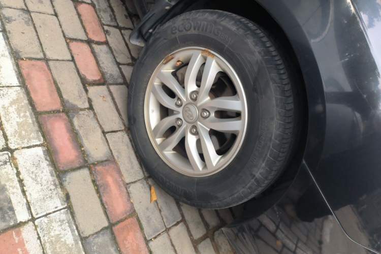 Used Hyundai Celesta 2011 1.6L Manual Luxury Model Right Front Wheel Hub