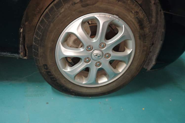 Used Hyundai Celesta 2011 1.6L Manual Comfort Edition Right Front Wheel Hub