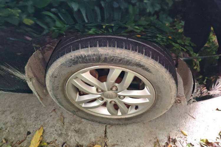 Used Hyundai Celesta 2011 1.6L Manual Comfort Edition Right Front Wheel Hub