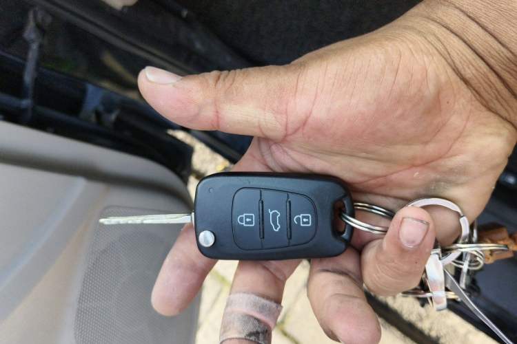 Used Hyundai Celesta 2011 1.6L Manual Comfort Edition Vehicle Key