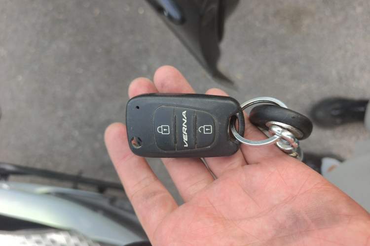 Used Hyundai Celesta 2011 1.6L Manual Comfort Edition Vehicle Key