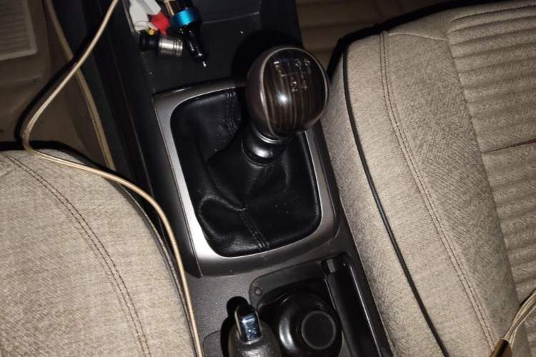 Used Hyundai Celesta 2011 1.6L Manual Comfort Edition Gear Lever