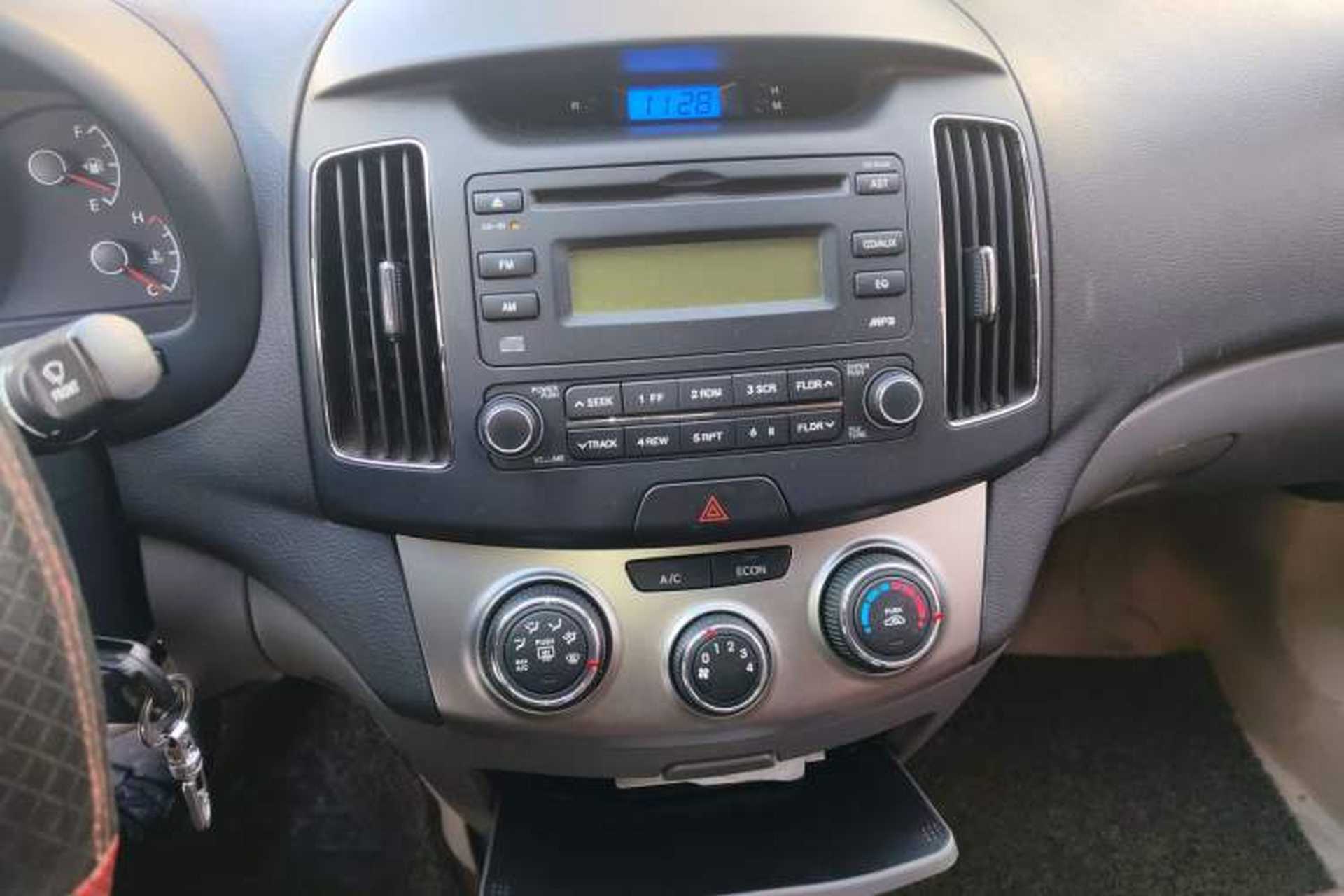Used Hyundai Celesta 2011 1.6L Automatic Comfort Edition Audio And AC Panel