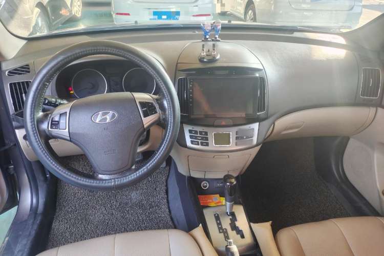 Used Hyundai Celesta 2011 1.6L Automatic Luxury Version Center Console