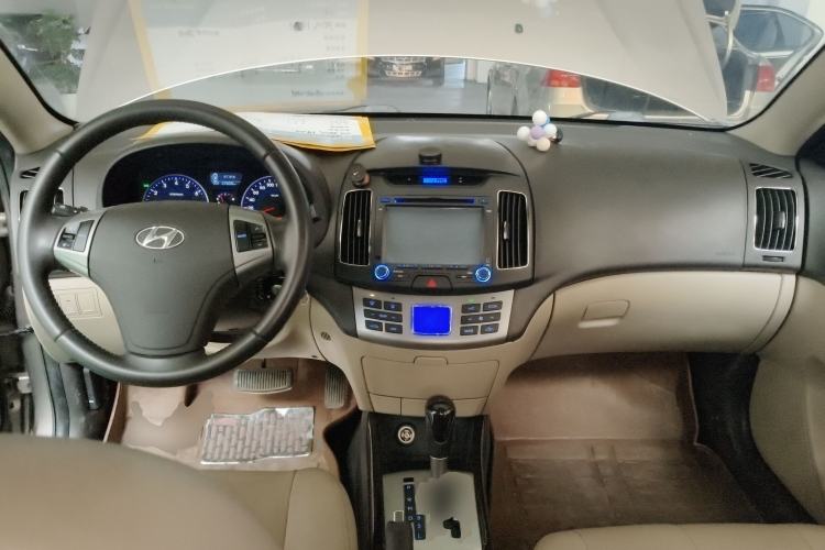 Used Hyundai Celesta 2011 1.6L Automatic Luxury Version Center Console