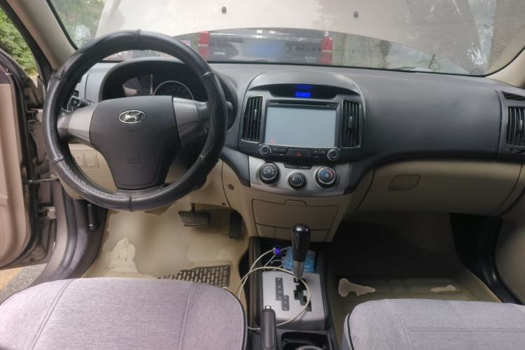 Used Hyundai Celesta 2011 1.6L Automatic Comfort Edition Center Console