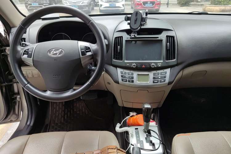 Used Hyundai Celesta 2011 1.6L Automatic Luxury Version Center Console