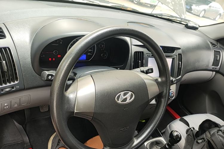 Used Hyundai Celesta 2011 1.6L Manual Luxury Model Center Console
